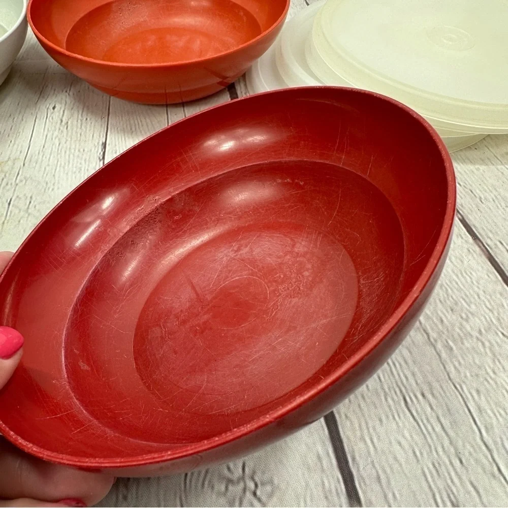 tupperware cereal Bowls with seals 